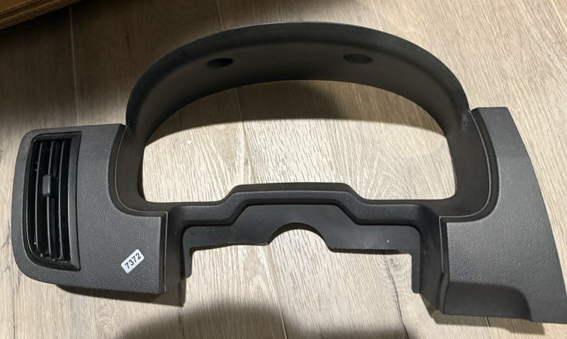 08-11 FORD FOCUS OEM SPEEDOMETER CLUSTER BEZEL TRIM COVER 8S43 54044 D70 CC2