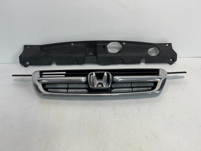 2006 HONDA CR-V Front Gril w/ Emblem, W/ Upper radiator Cover OEM