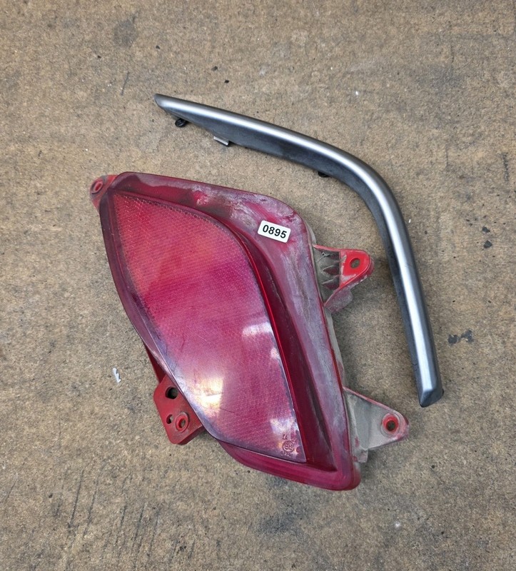 2017 2018 HYUNDAI SANTA FE REAR BUMPER CHROME MOLDING RIGHT SIDE & Reflector OEM