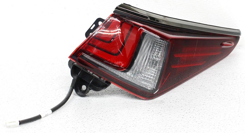 OEM Right Side LED Tail Lamp For Lexus ES250, ES300h, ES350 Lens Crack 81550-066