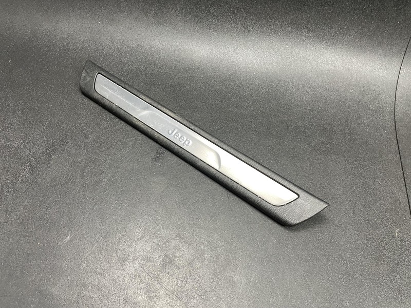 Front Right Door Sill Scuff Plate Insert 2018 Jeep Grand Cherokee 2011 - 2021