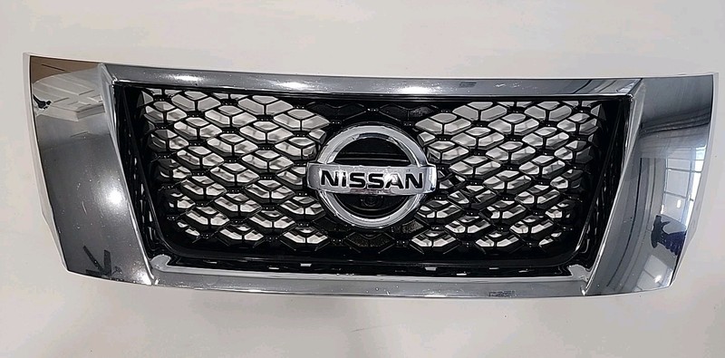 2013 - 2016 Nissan Pathfinder OEM Upper Grille With Camera & Emblem 623103KA0A