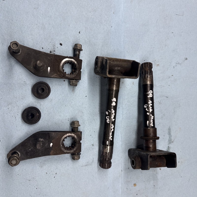 1999 Yamaha Moutain Max 600 Ski Spindles And Steering Arms Good