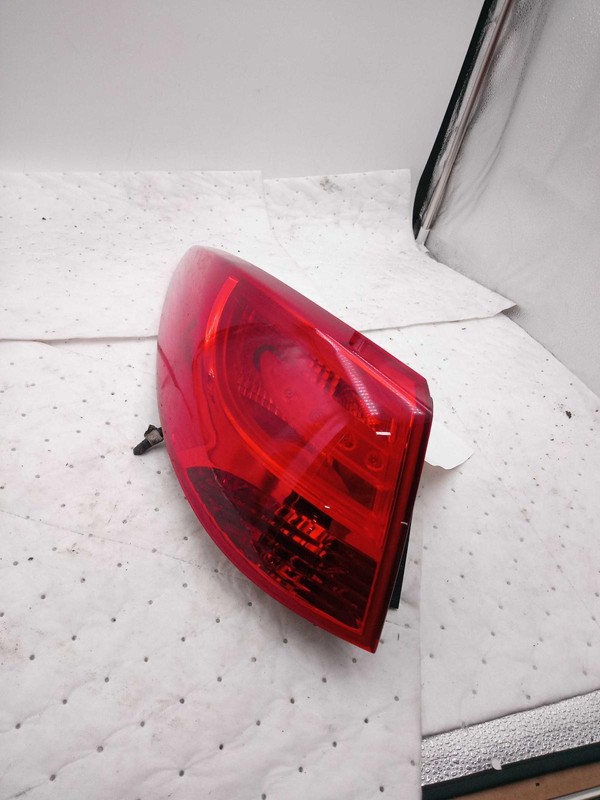 Used Left Tail Light Assembly fits: 2015 Hyundai Tucson quarter panel mounted Le