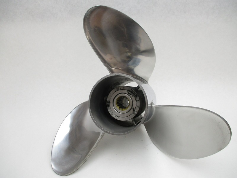 13.5 x 18 P Stainless Raker Prop for 40-140 Hp Evinrude Johnson 394758 13 Spline
