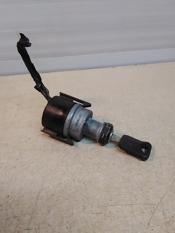 2006 Volvo VNL Pollack 20703022 Ignition Switch W/ Key