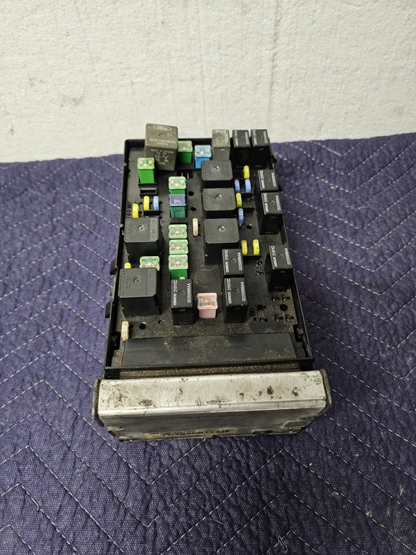 Fuse Box Engine Fits 03-05 CARAVAN