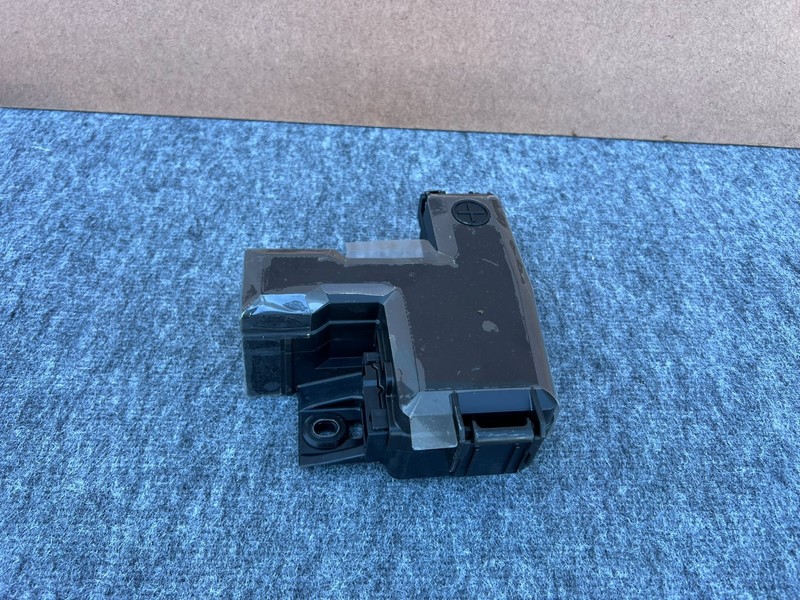 GENESIS GV70 2022-2026 OEM POSITIVE BATTERY TERMINAL DISTRIBUTION BOX W/ COVER