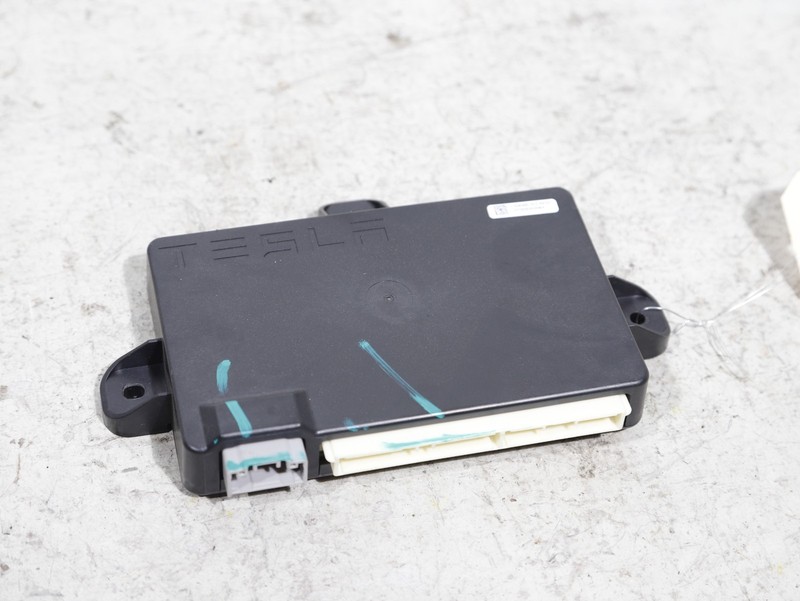 16-20 Tesla Model X REV01 Rear Right Falcon Door Control Module 1045490-10-D OEM
