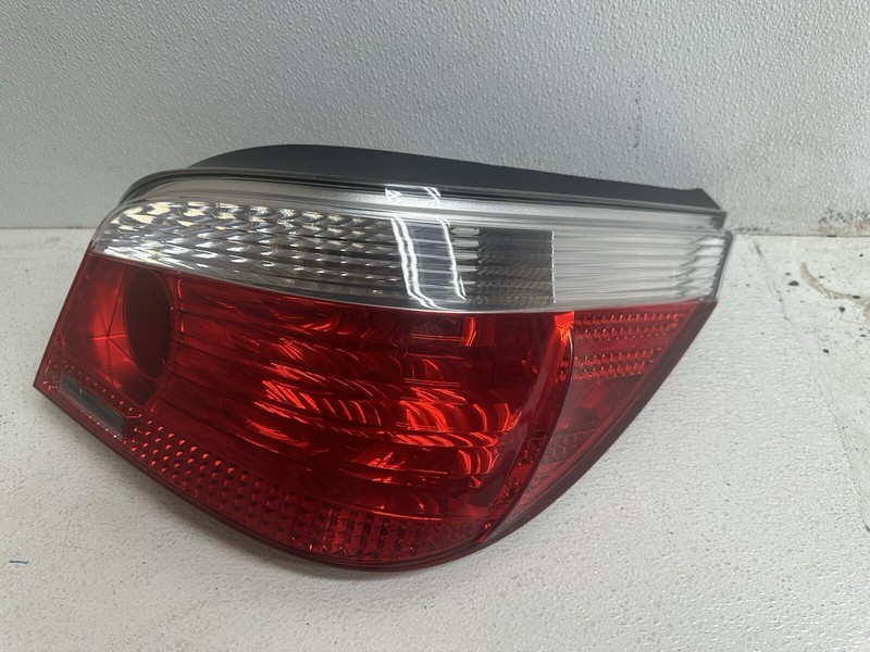 2004-2005 BMW 545i Right Passenger Tail Light Lamp Taillight Taillamp Oem