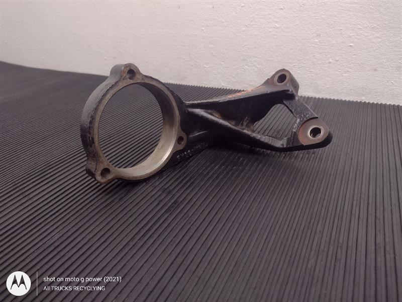 93-02 Nissan Quest Front Right Axle Shaft Bearing Bracket OEM 39780-0B000