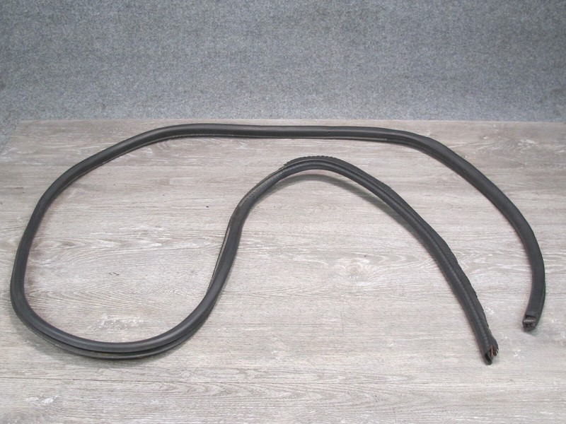 2006-2012 BENTLEY FLYING SPUR FRONT HOOD BONNET WEATHERSTRIP RUBBER SEAL
