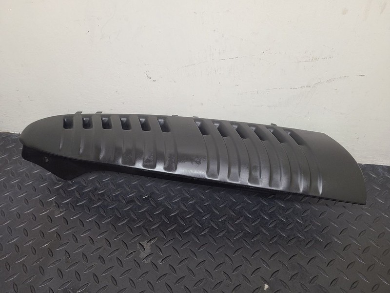00-06 Chevy Suburban Right Passenger Upper Quarter Applique Black OEM 15765114