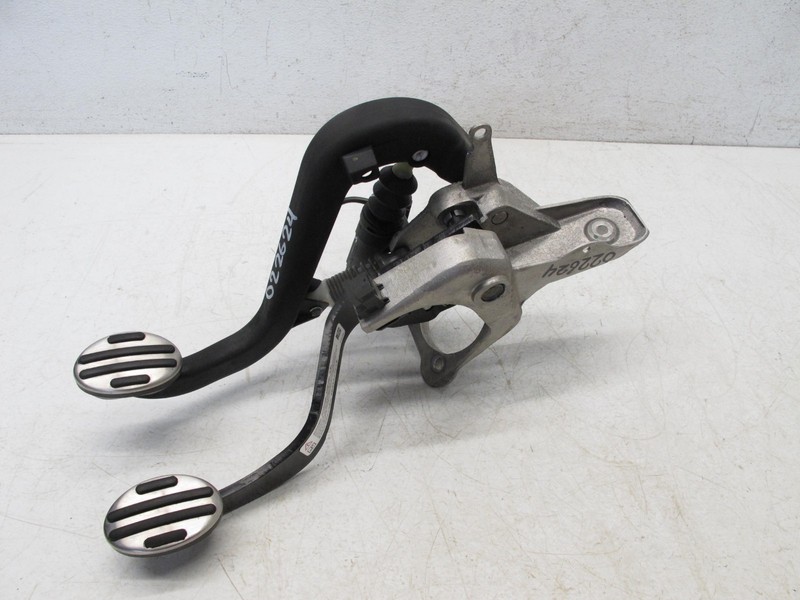 07-15 MINI COOPER S R58 R55 - R59 MANUAL CLUTCH BRAKE PEDAL MOUNT BRACKET OEM 02