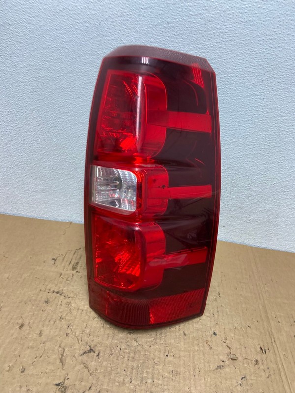 2007-2013 Chevrolet Avalanche Right Passenger RH Side Tail Light OEM AC8303 LK