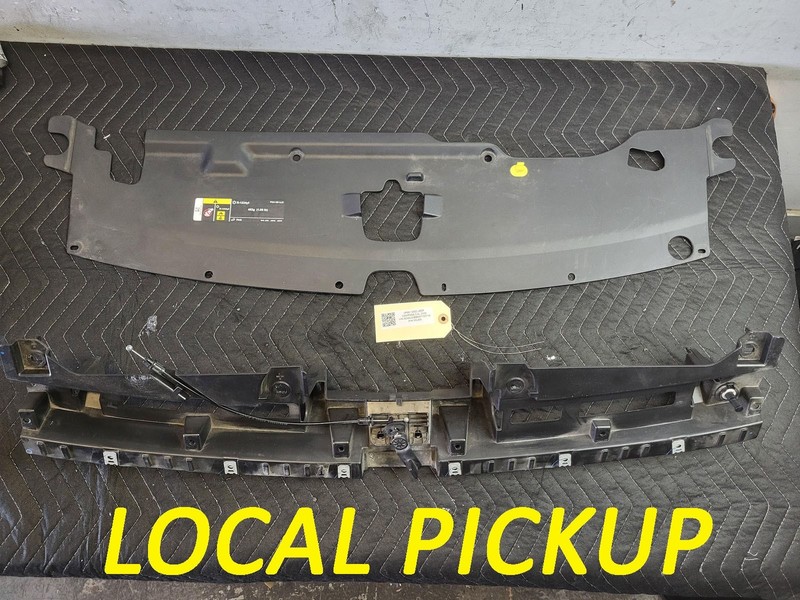 Used Oem Jeep Radiator Upper Sight Shield Support Bracket for 2017-2022 Compass
