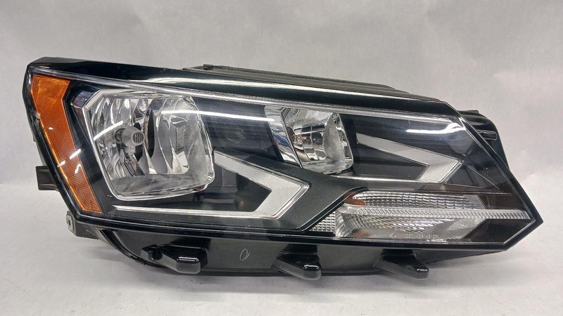 16-'19 VOLKSWAGEN PASSAT Right passenger headlight halogen OEM Grade B