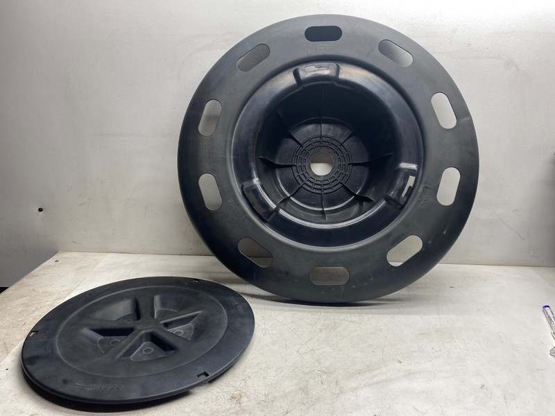 2004-2007 TOYOTA HIGHLANDER REAR SPARE TIRE WHEEL CARRIER PLASTIC COVER LOCK SET
