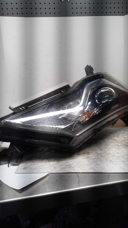 2017 Nissan Pathfinder Right Grey Headlight Assembly 369329 Used 88K Miles