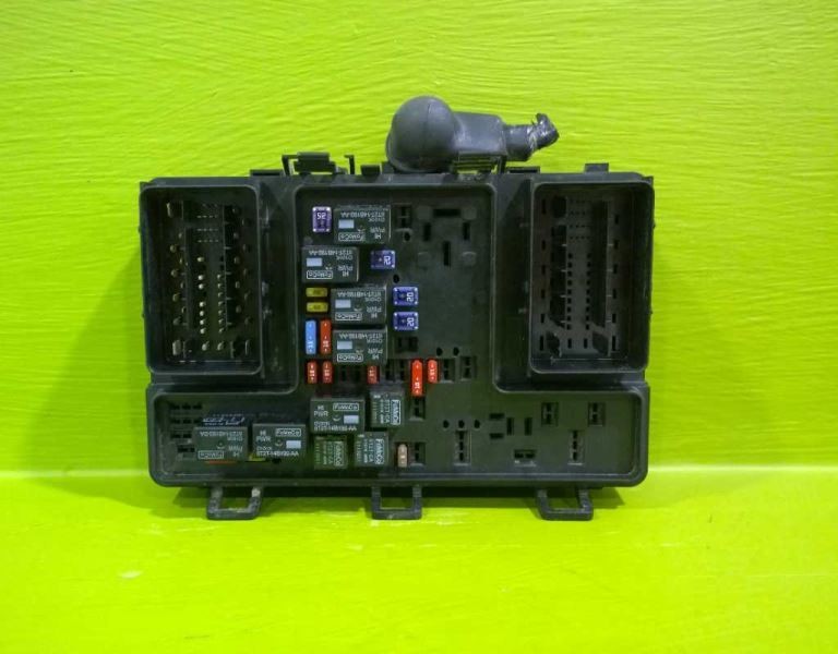 13 14 FUSION FUSE RELAY BOX OEM 3705-17