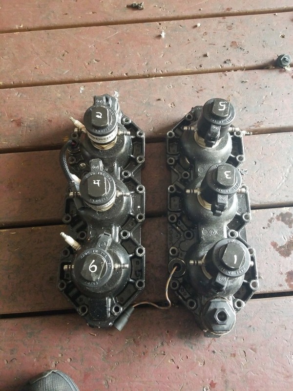 1998 JOHNSON EVINRUDE 175HP FUEL INJECTORS AND CYLINDER HEADS 346453, 346452