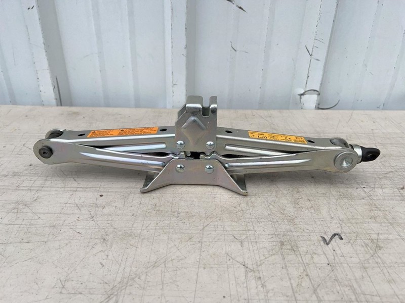 2015-2020 NISSAN ROGUE JACK ONLY 2.5L AT FWD -SL- 61132