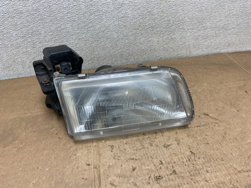 1996 to 1998 Mazda MPV Right Passenger RH Headlight OEM Y6902 DW