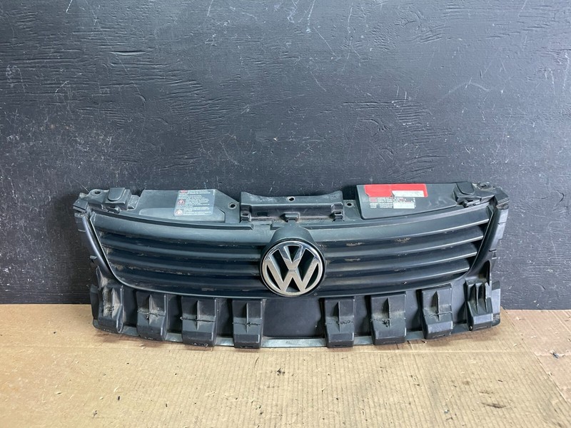 1996 to 2000 Volkswagen Passat Front Grill Grille J4118