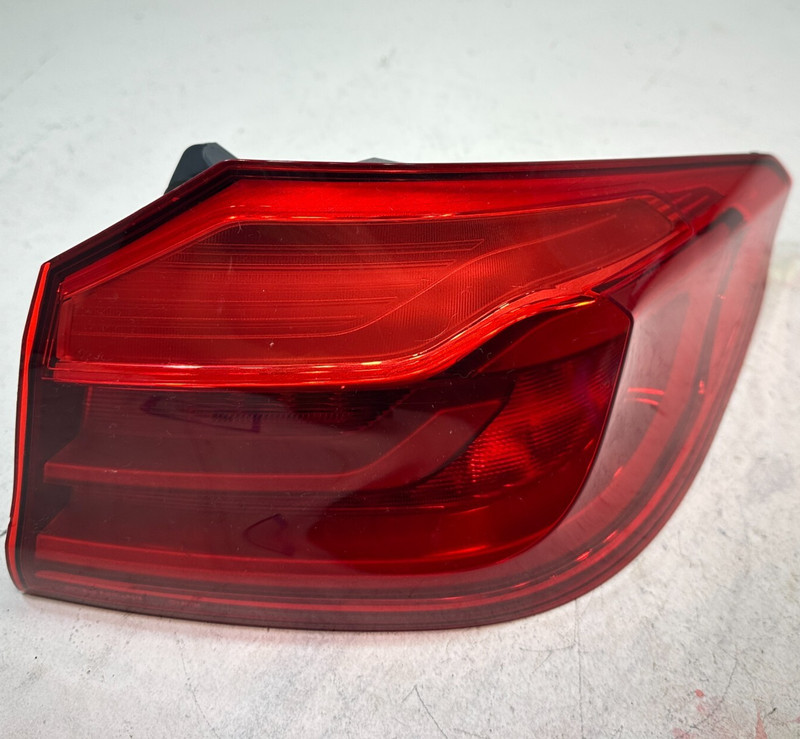 2018-2020 BMW 530e REAR RIGHT PASSENGER SIDE OUTER TAILLIGHT LIGHT LAMP OEM