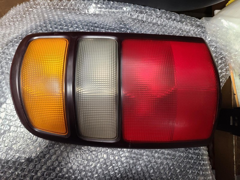 04-'06 CHEVROLET SUBURBAN 1500 Left driver Taillight OEM Grade A!