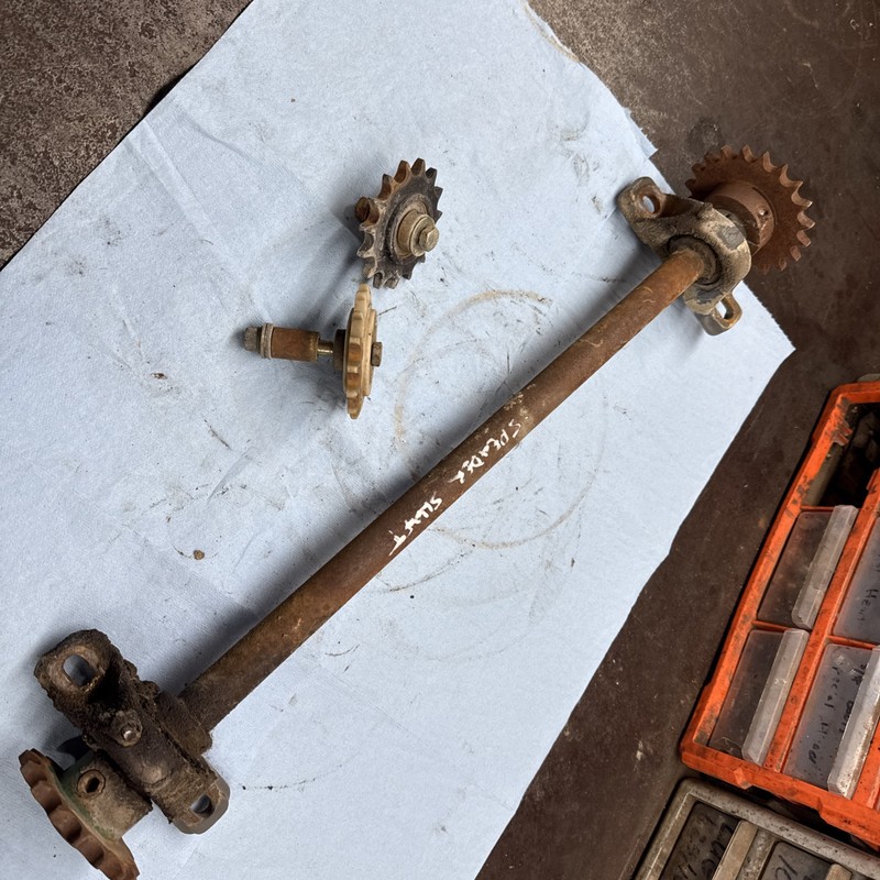 1996 Cushman TrucksterDaihatsu 327 Engine 898632b fertilizer spreader shaft