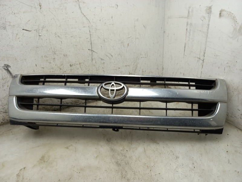 97 98 99 00 TOYOTA TACOMA SR5 UPPER GRILLE CHROME BROKEN TAB