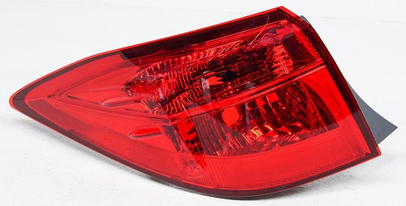 OEM Toyota Corolla Sedan SE Left Driver Side Halogen Tail Lamp Housing Chip