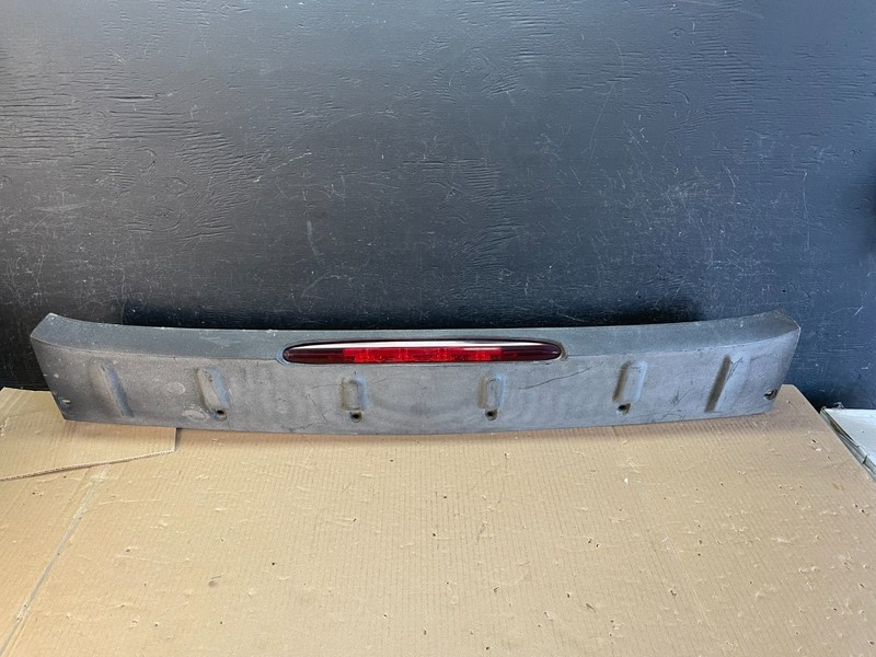 2002 to 2006 Chevrolet Avalanche 1500 Cente Spoilerr 3rd Brake Light AE3623 DG