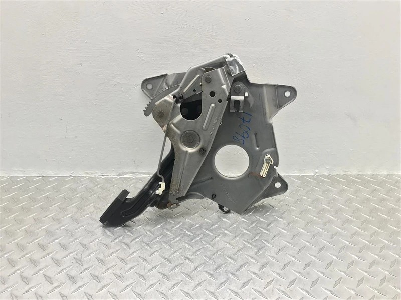2004-2009 DODGE DURANGO PARKING E-BRAKE PEDAL ASSEMBLY OEM 52113686AB