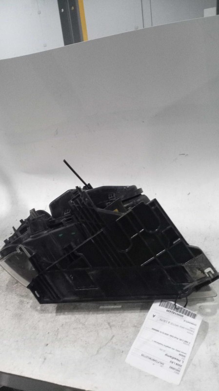 2009 Land Rover LR2 Left Headlight Assembly Grey 488396 Used 141K Miles