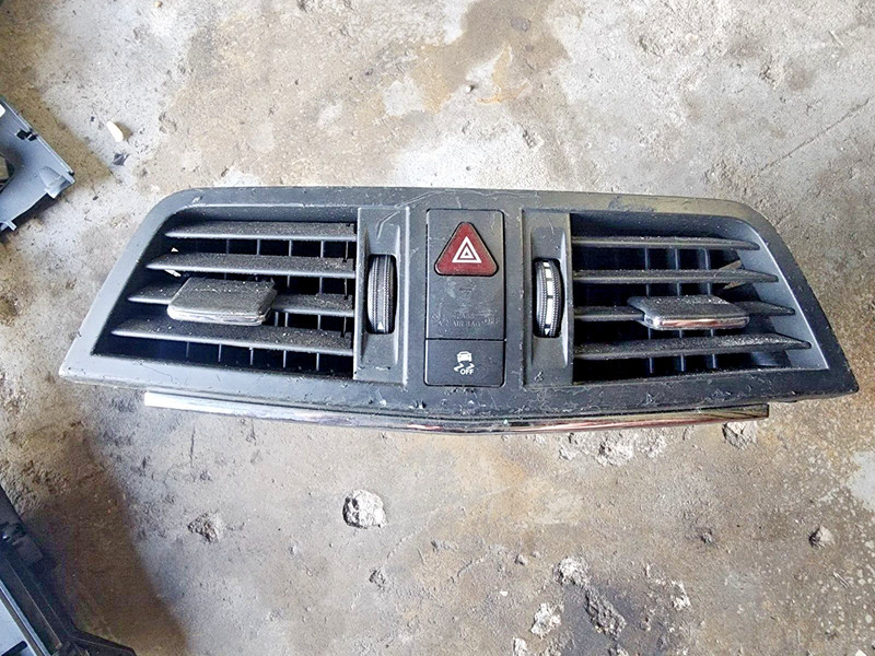 11-13 Mercedes W207 E350 E550 Coupe Center Dash Hazard A/C AC Air Vent Black OEM
