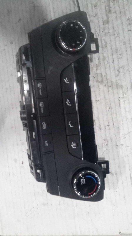 Used A/C Selector Switch fits: 2017 Hyundai Tucson gasoline US market manual tem