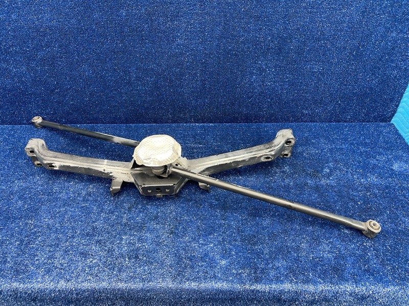 2016-2019 BUICK CASCADA REAR SUSPENSION EQUALIZER BEAM SUPPORT 13372861