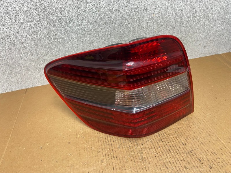 2009 to 2011 Mercedes ML350 ML-Class Left Driver Side LH Tail Light AE0414 LK