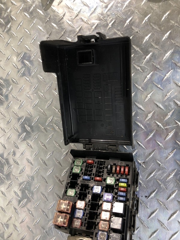 2010-2012 Ford Fusion Engine Fuse Box Assembly 2.5L VIN 3 (8th digit Hybrid)
