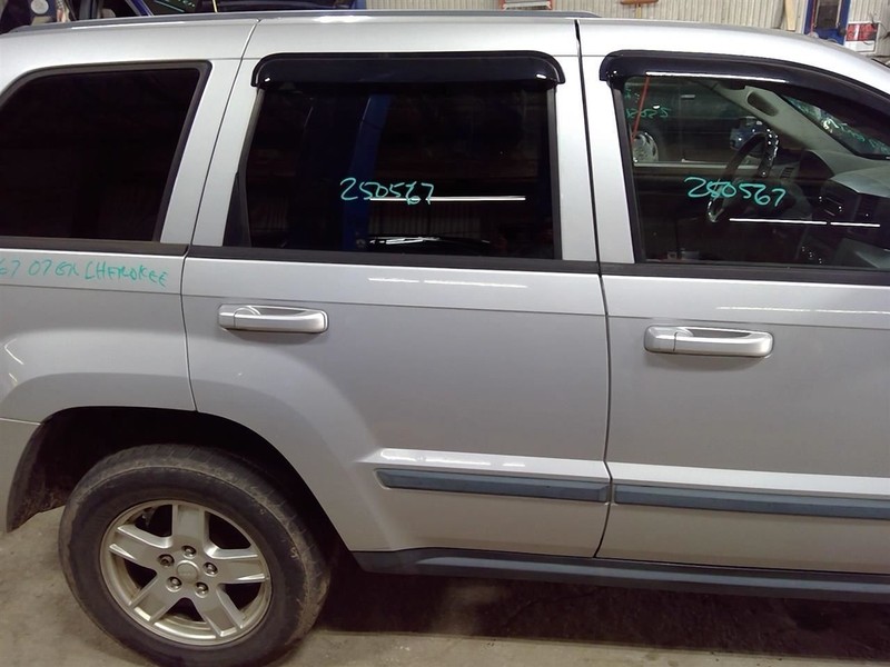 Passenger Rear Side Door Electric Fits 05-10 GRAND CHEROKEE 1768875