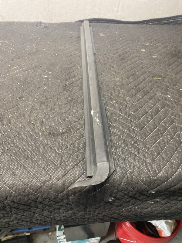 2014 Ford E250 Right Front Exterior Lower Window Seal