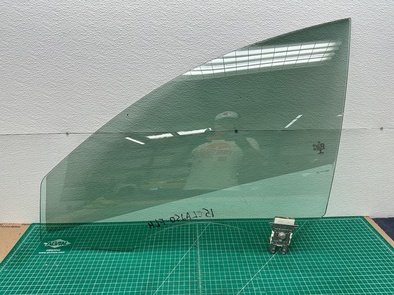 14-19 Mercedes CLA250 C117 FRONT LEFT DRIVER SIDE DOOR WINDOW GLASS OEM