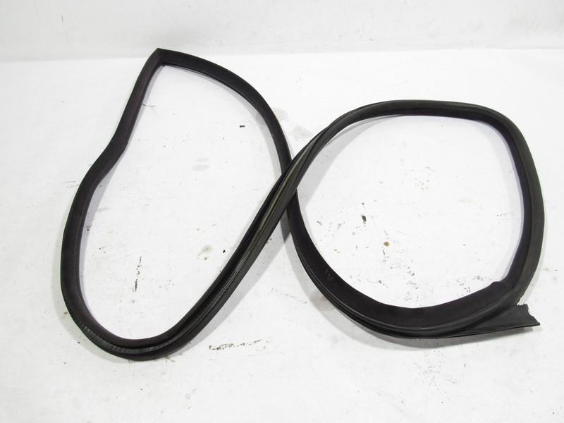 02-06 Maserati Coupe GT 2004 Left Driver Door Weatherstrip Rubber Seal ;
