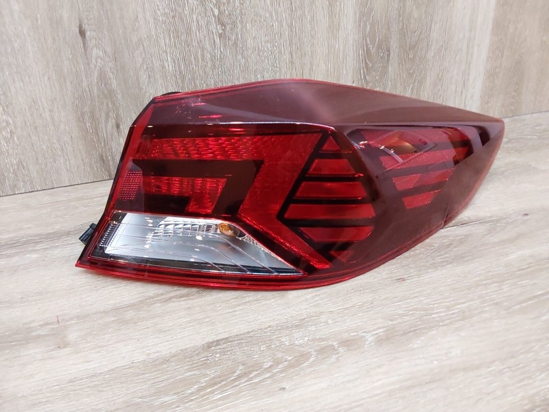 OEM 19-20 HYUNDAI ELANTRA RIGHT TAIL LIGHT SEDAN HALOGEN 92402-F3500
