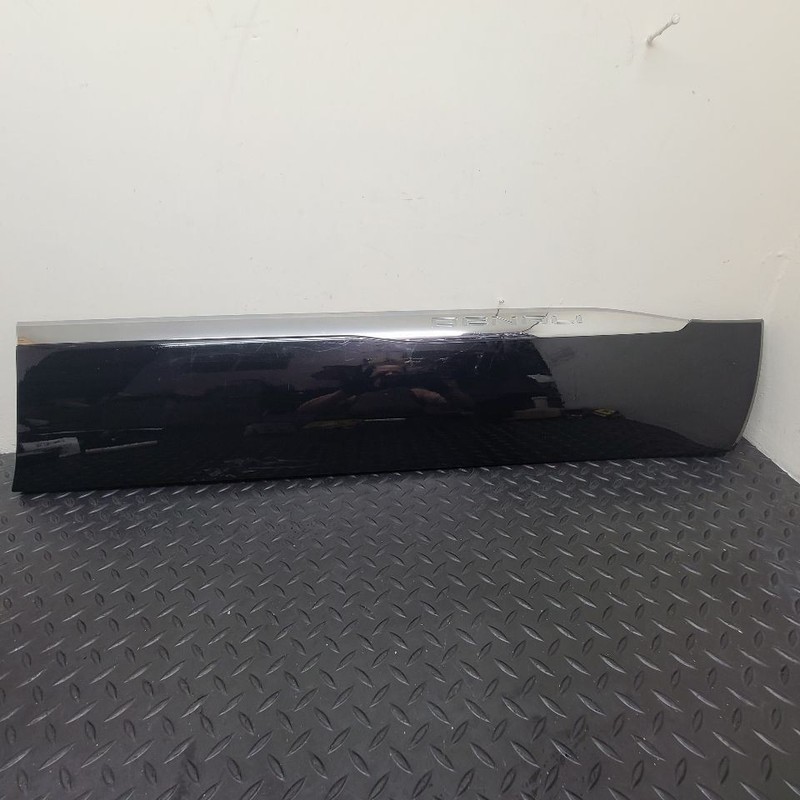 17-19 GMC Acadia Denali Front Right Passenger Door Molding Black OEM 84602964