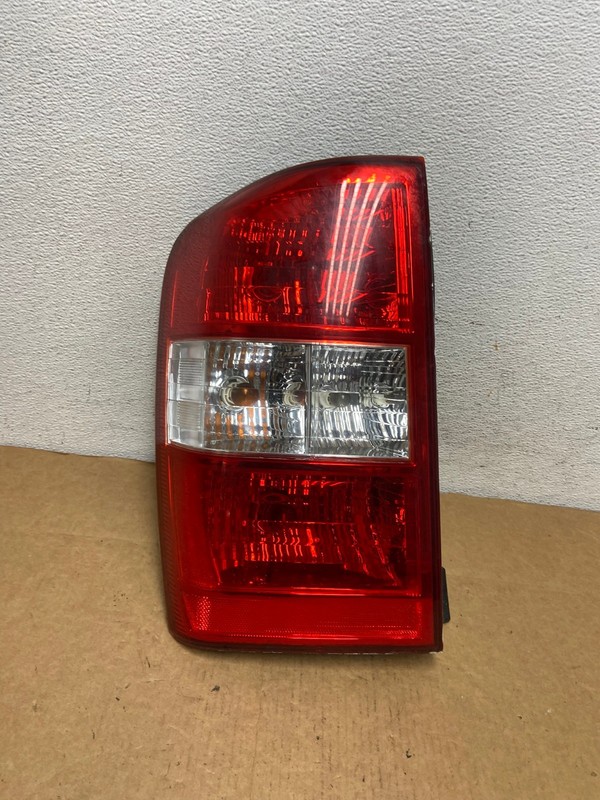 2006 to 2011 Kia Carnival Sedona Left Driver LH Side Tail Light AD4497 LK