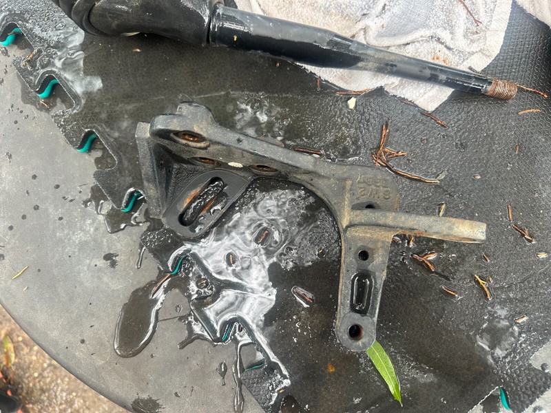 10 11 KIA SOUL OEM 2.0 ENGINE ALTERNATOR TENSIONER MOUNTING ENGINE BRACKET