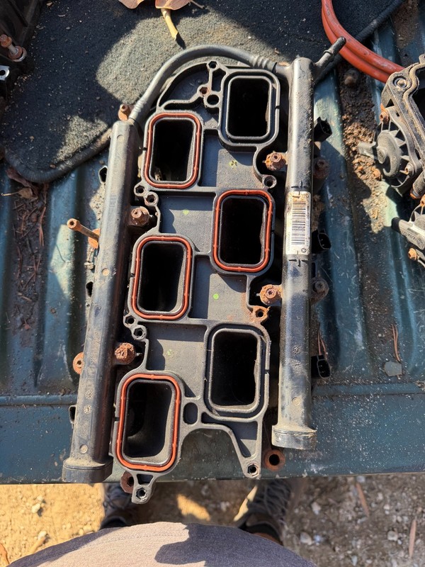 11-20 300 JOURNEY CHALLENGER GRAND CHEROKEE 200 CARAVAN LOWER INTAKE MANIFOLD